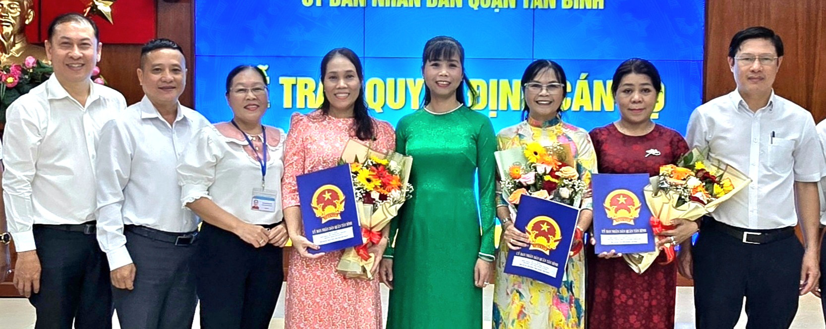 Quận Tân Bình thành lập 3 trường công lập mới, tuyển sinh ngay- Ảnh 1. Bà Lê Thị Thu Sương (thứ 4 từ phải sang) - ủy viên Ban thường vụ Quận ủy, phó chủ tịch UBND quận Tân Bình, TP.HCM - trao quyết định điều động, bổ nhiệm 3 hiệu trưởng (người cầm hoa) của 3 trường công lập mới - Ảnh: V.Q.