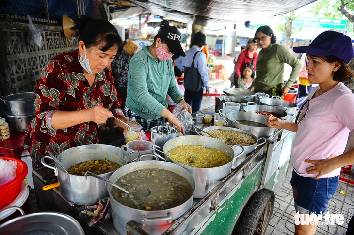 Mỗi ngày, quán chè bà Phượng bắt đầu bán vào lúc 12h30 đến 22h thì nghỉ với khoảng 15 loại chè các loại - Ảnh: LÂM THIÊN Quán chè 30 năm không biển hiệu giữa Tuy Hòa, 5.000 đồng một ly ngon nức tiếng- Ảnh 1.