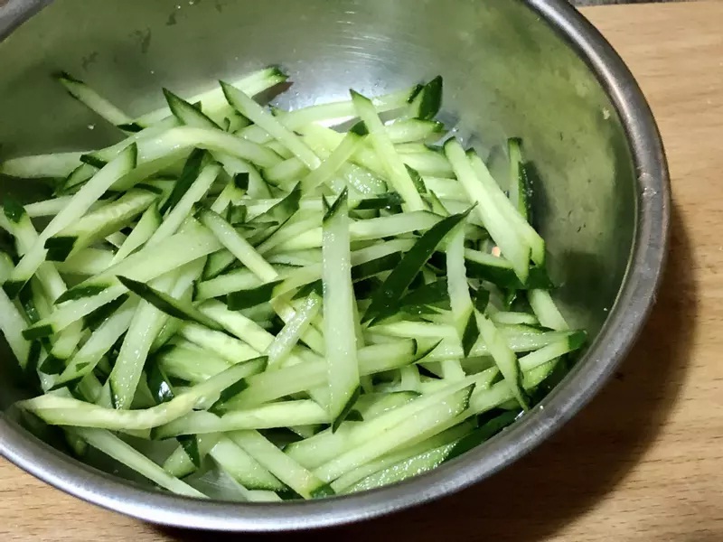 Rau câu trộn dưa chuột giòn ngon mát lạnh - Ảnh 1. Rau câu trộn dưa chuột giòn ngon mát lạnh - Ảnh 1.