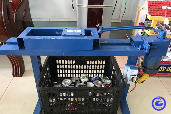 Sáng chế máy ép vỏ lon bia, lon nước ngọt của một học sinh trường làng ở tỉnh Tiền Giang- Ảnh 1. Sáng chế máy ép vỏ lon bia, lon nước ngọt của một học sinh trường làng ở tỉnh Tiền Giang- Ảnh 1.