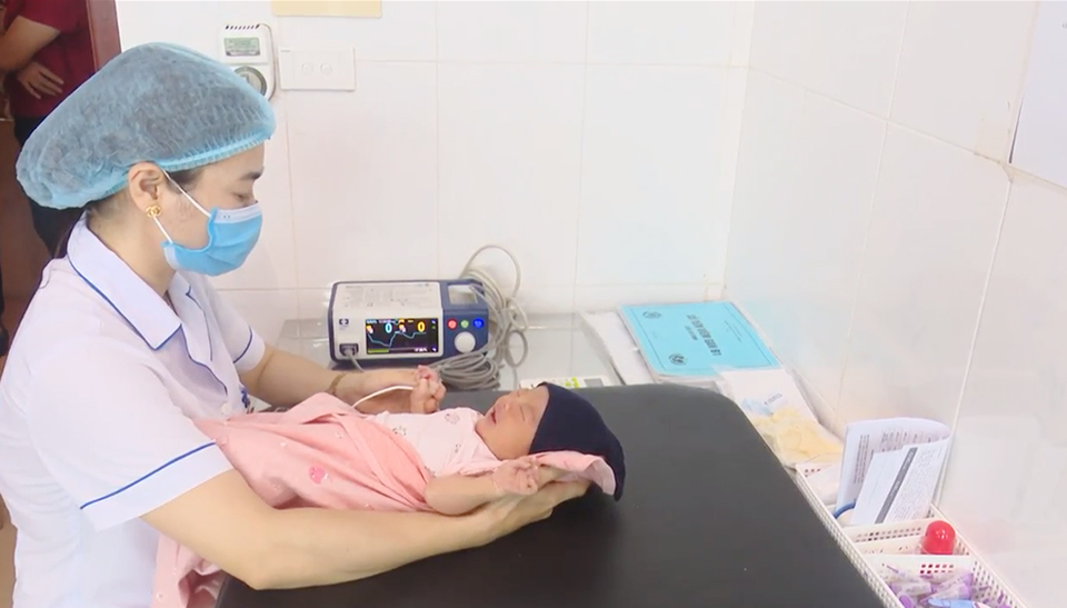 Khám, sàng lọc cho trẻ sơ sinh.