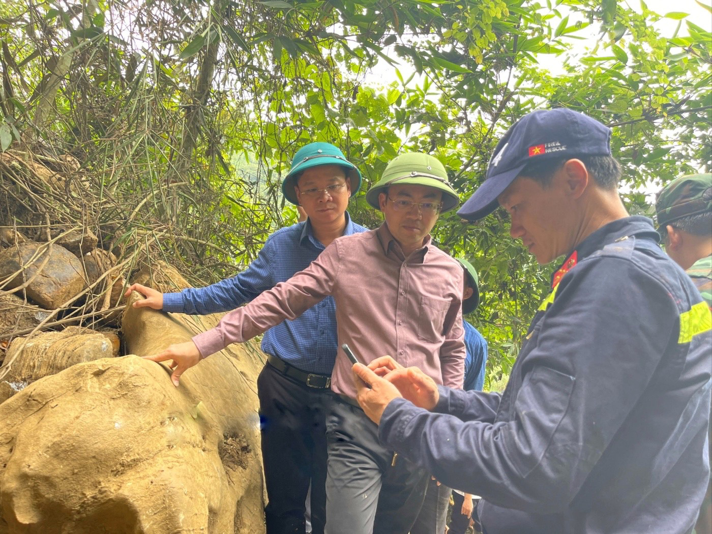 Sập hang động ở Bắc Kạn, 2 người mắc kẹt, 1 nạn nhân chưa xác định được vị trí- Ảnh 1. Chủ tịch UBND tỉnh Nguyễn Đăng Bình chỉ đạo trực tiếp tại hiện trường - Ảnh: UBND tỉnh Bắc Kạn