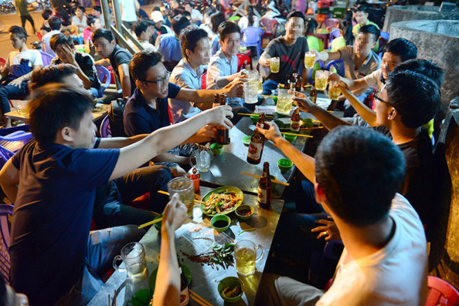 Siết nồng độ cồn, Bia Sài Gòn lãi cao nhất gần 2 năm nhờ đâu?- Ảnh 1. Lợi nhuận ông chủ hãng bia Sài Gòn đã cải thiện bất chấp việc thực thi nghị định 100 còn nghiêm ngặt - Ảnh: QUANG ĐỊNH