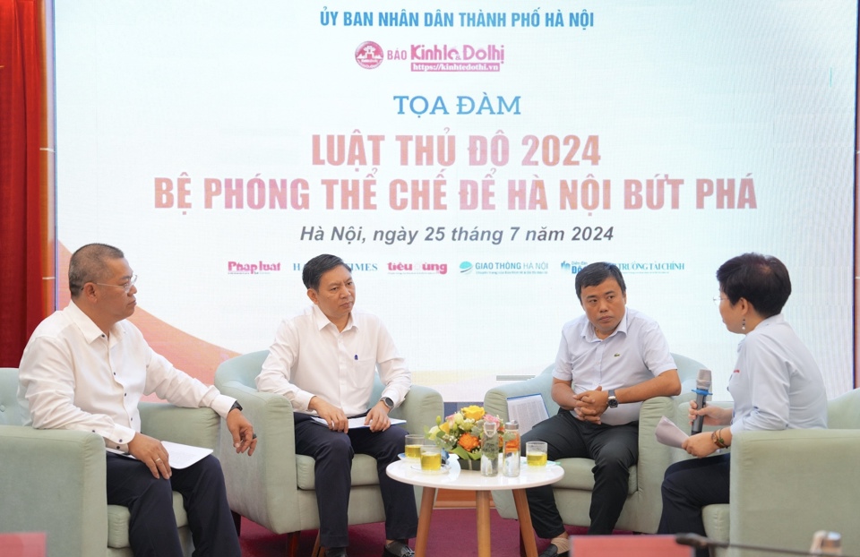 Các diễn giả tham gia tọa đàm, gồm: Phó Giám đốc Sở Tư pháp Hà Nội Nguyễn Công Anh; TS Nguyễn Hoàng Hiệp - Phó Viện trưởng Viện Nghiên cứu Tin học và Kinh tế ứng dụng; Thạc sĩ quản lý đô thị Phan Trường Thành - Trưởng phòng Kế hoạch - Tài chính, Sở GTVT Hà Nội. Ảnh: Lại Tấn