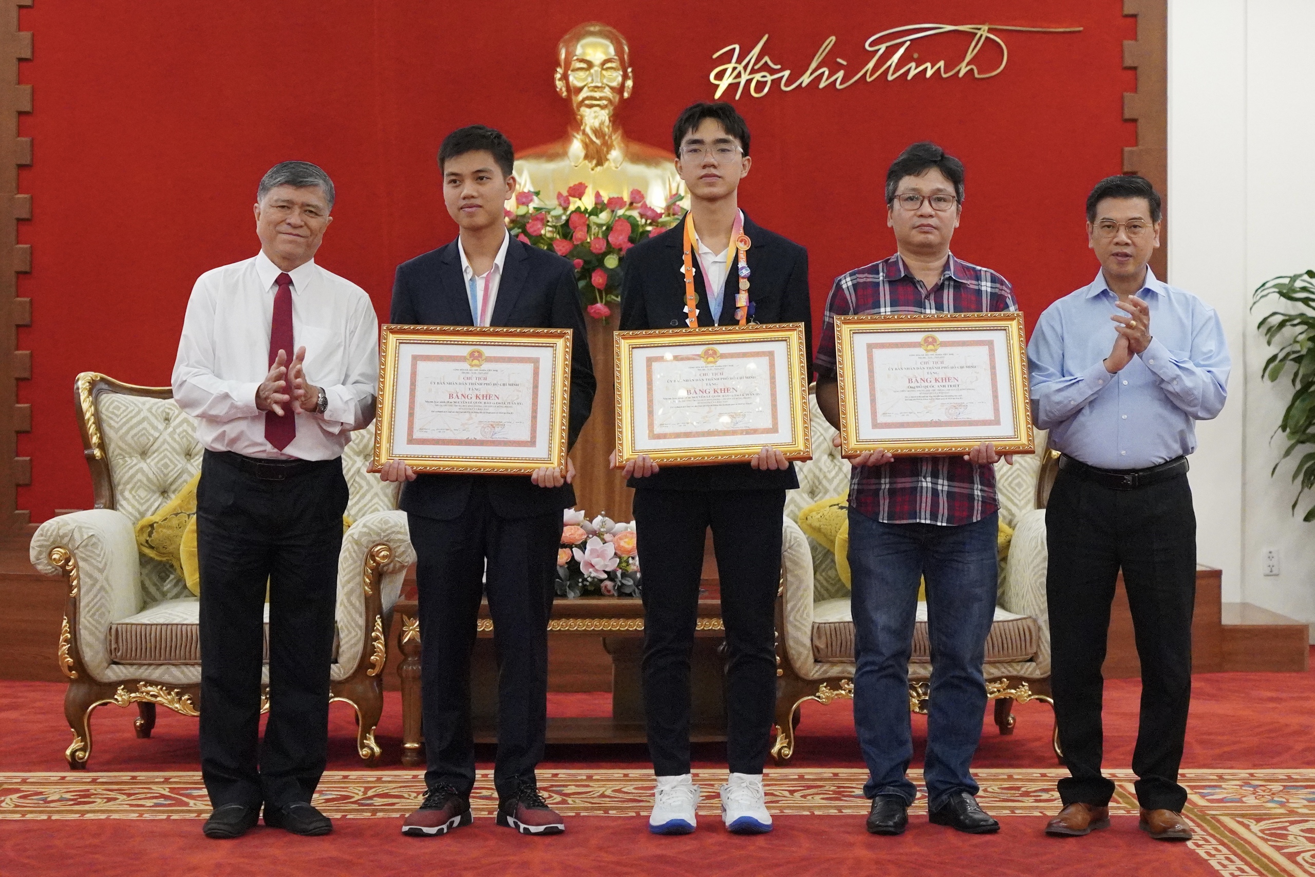 TP HCM khen thưởng 2 học sinh đoạt giải cuộc thi khoa học kỹ thuật quốc tế- Ảnh 2. TP HCM khen thưởng 2 học sinh đoạt giải cuộc thi khoa học kỹ thuật quốc tế- Ảnh 2.