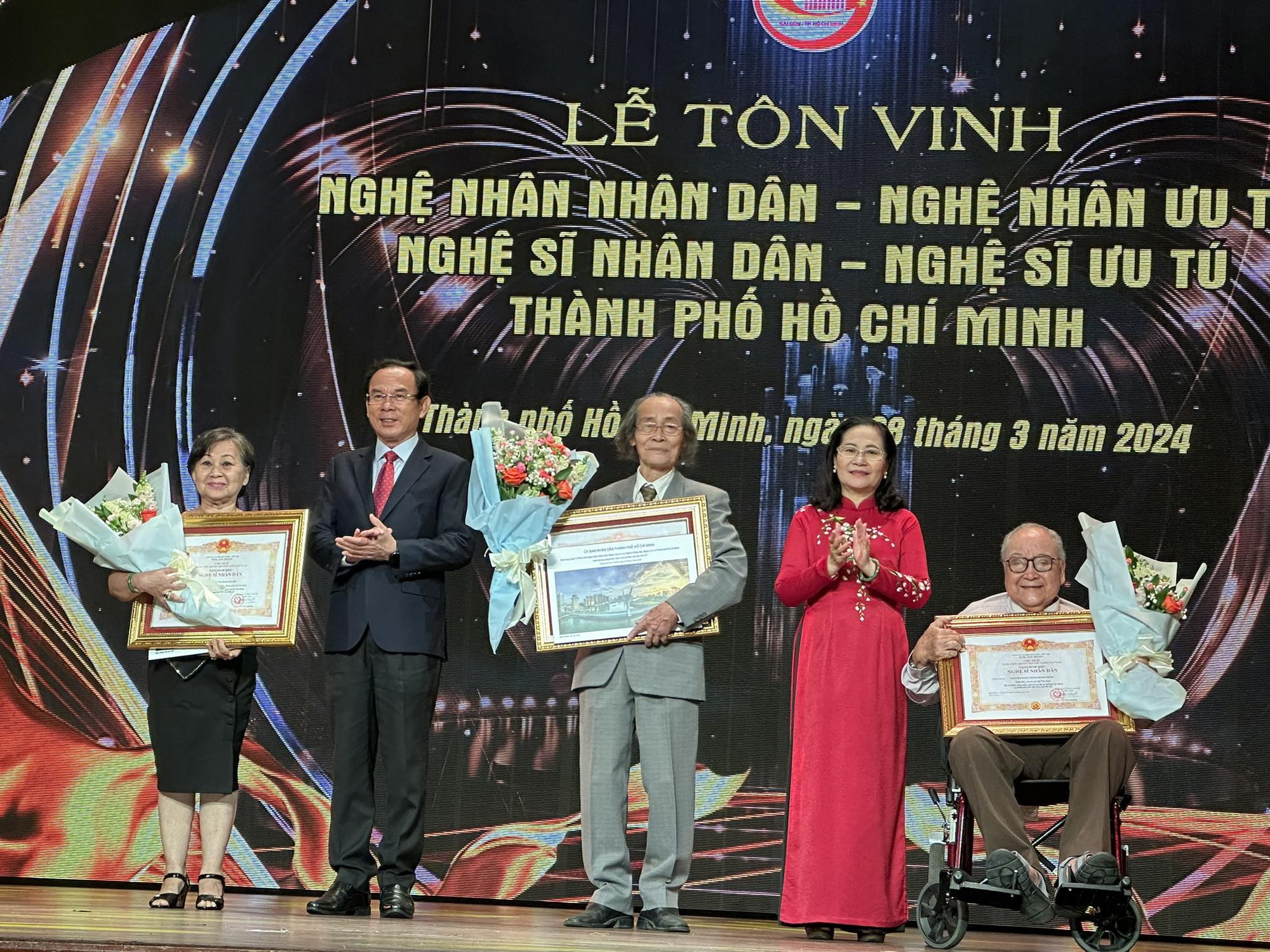TP HCM tôn vinh Nghệ nhân, Nghệ sĩ: Trân trọng, xúc động- Ảnh 1. TP HCM tôn vinh Nghệ nhân, Nghệ sĩ: Trân trọng, xúc động- Ảnh 1.