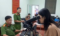 Phụ huynh ùn ùn đưa con đi làm thẻ căn cước