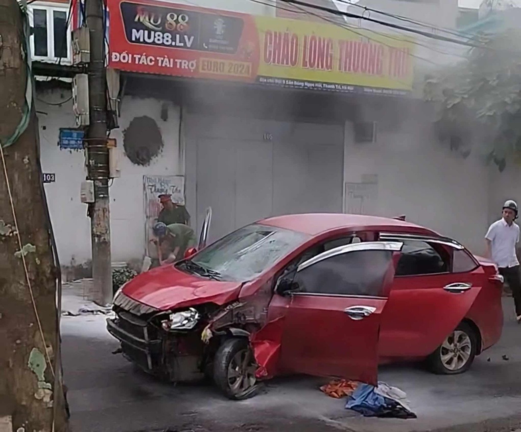 Tài xế ở Hà Nội tự đốt ô tô sau va chạm giao thông - 1 Tài xế ở Hà Nội tự đốt ô tô sau va chạm giao thông - 1