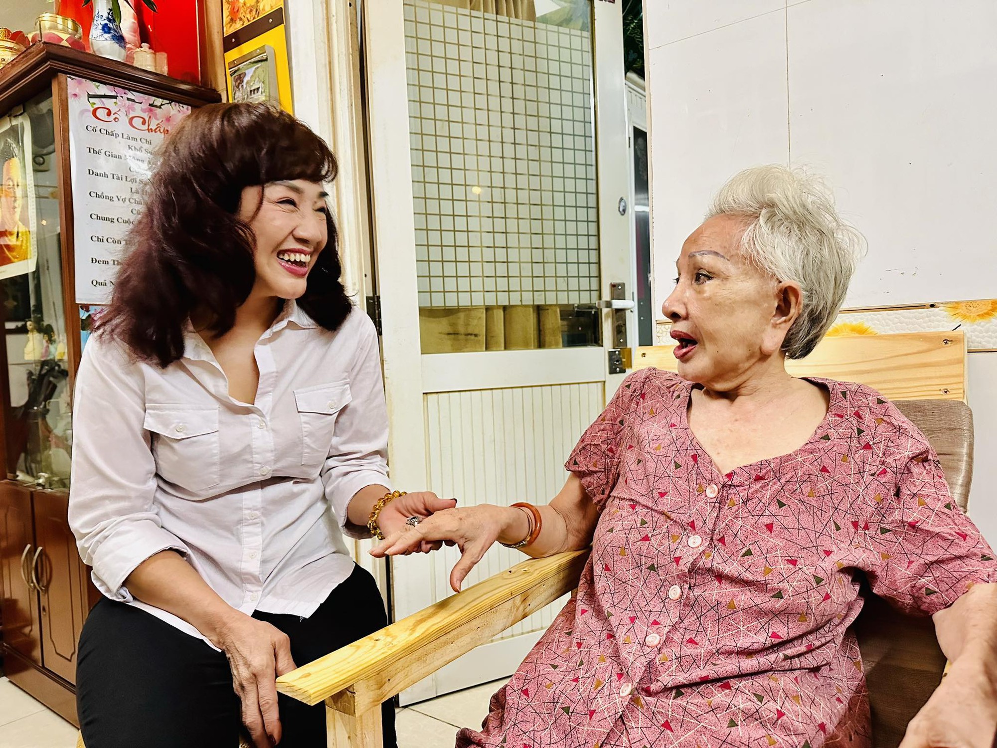 Nghệ sĩ Hồng Nga bật khóc trước nghĩa cử của NSƯT Phương Hồng Thủy- Ảnh 1. Nghệ sĩ Hồng Nga bật khóc trước nghĩa cử của NSƯT Phương Hồng Thủy- Ảnh 1.