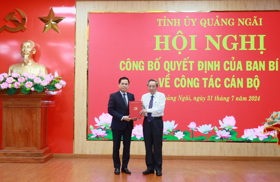 Tân Phó bí thư Tỉnh ủy Quảng Ngãi phát biểu gì khi nhận nhiệm vụ?- Ảnh 1. Tân Phó bí thư Tỉnh ủy Quảng Ngãi phát biểu gì khi nhận nhiệm vụ?- Ảnh 1.