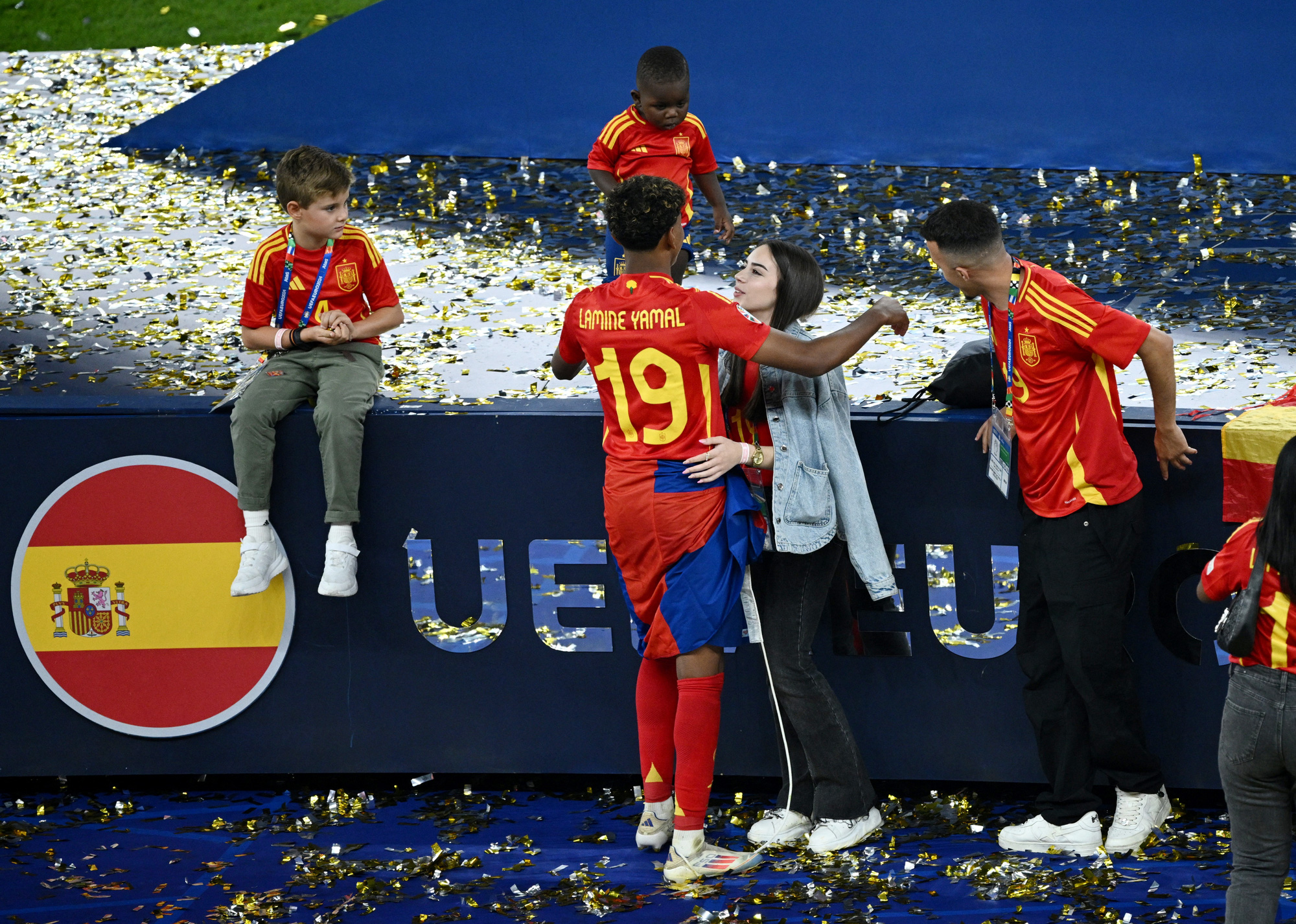 Thần đồng Yamal công khai bạn gái sau chức vô địch Euro 2024- Ảnh 1. Lamine Yamal chia sẻ niềm vui cùng bạn gái và gia đình - Ảnh: REUTERS