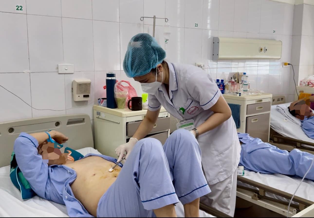 Sốt cao 7 ngày kèm đau bụng, nam thanh niên ở Hà Nội bất ngờ được bác sĩ lấy ra dị vật này ở gan - Ảnh 1. Sốt cao 7 ngày kèm đau bụng, nam thanh niên ở Hà Nội bất ngờ được bác sĩ lấy ra dị vật này ở gan - Ảnh 1.