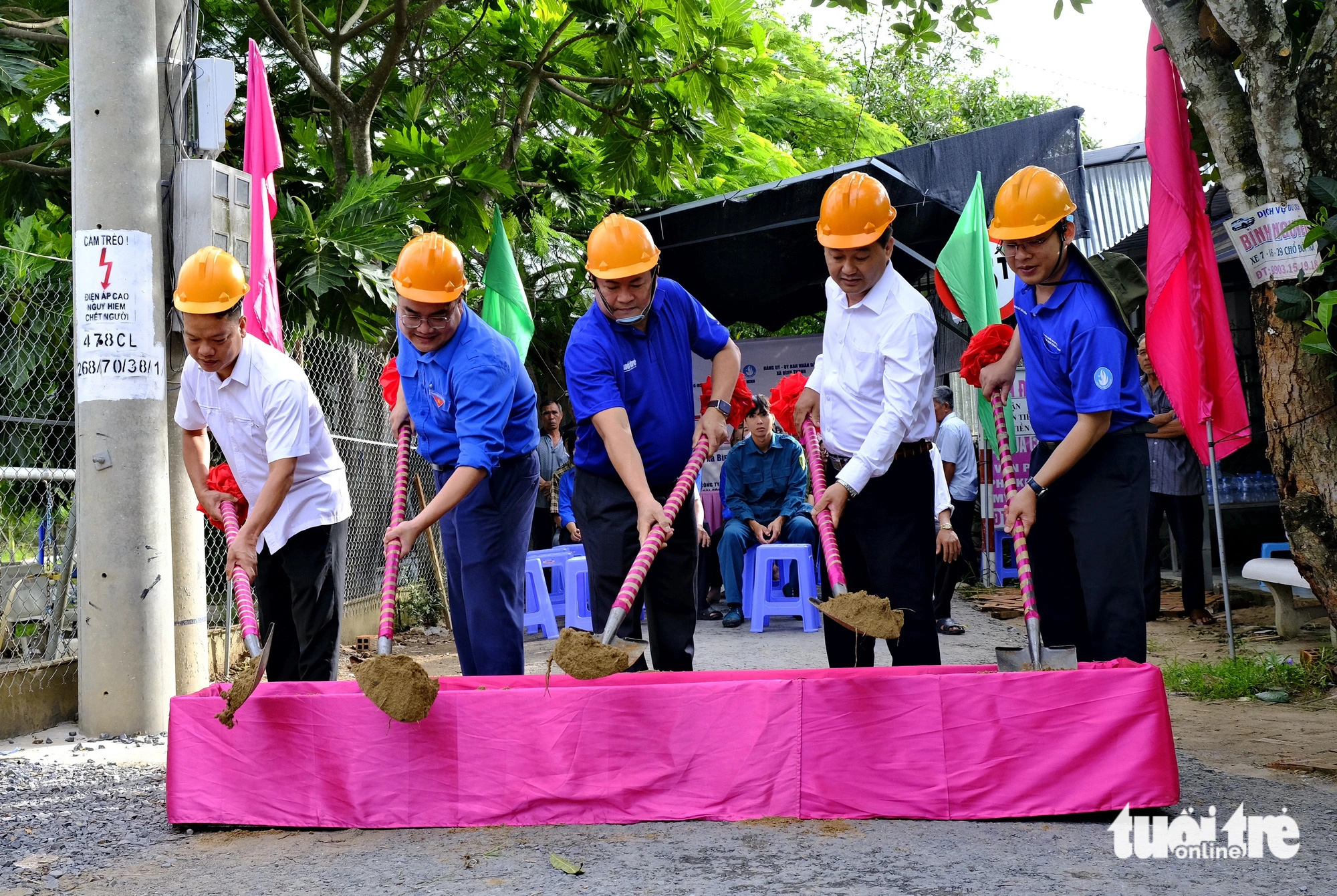 Thành ủy, Thành Đoàn TP.HCM thăm chiến sĩ mùa hè xanh ở Đồng Tháp- Ảnh 1. Lãnh đạo Thành ủy TP.HCM, Thành Đoàn TP.HCM cùng lãnh đạo huyện Cao Lãnh, tỉnh Đồng Tháp khởi công sửa chữa cầu Trang Văn Học - Ảnh: ĐẶNG TUYẾT