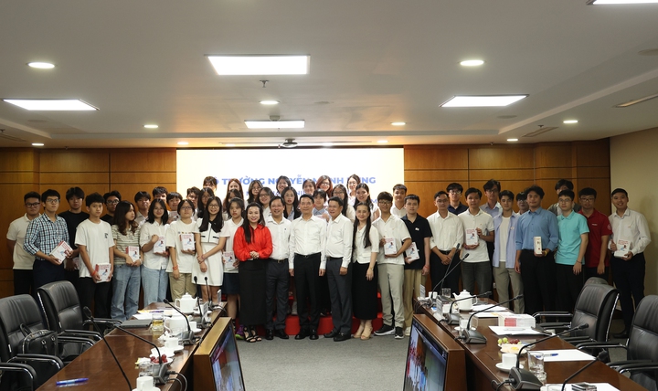 Thế hệ trẻ hãy thử và mạnh dạn thử đến tận cùng để tìm ra chính mình- Ảnh 1. Thế hệ trẻ hãy thử và mạnh dạn thử đến tận cùng để tìm ra chính mình- Ảnh 1.