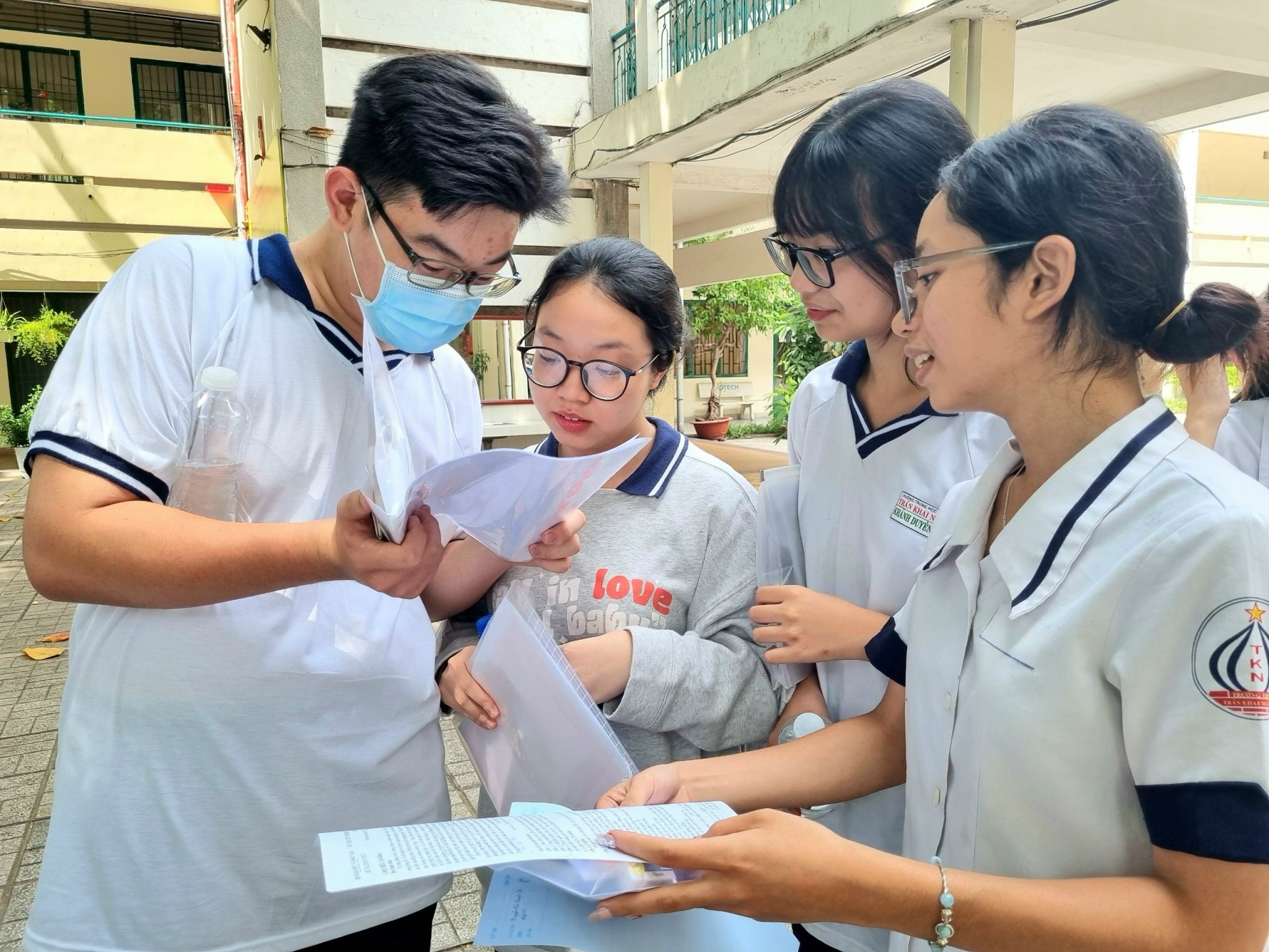 Khi điểm thi tốt nghiệp thấp hoặc cao hơn dự đoán, thí sinh cần làm gì?- Ảnh 1. Khi điểm thi tốt nghiệp thấp hoặc cao hơn dự đoán, thí sinh cần làm gì?- Ảnh 1.