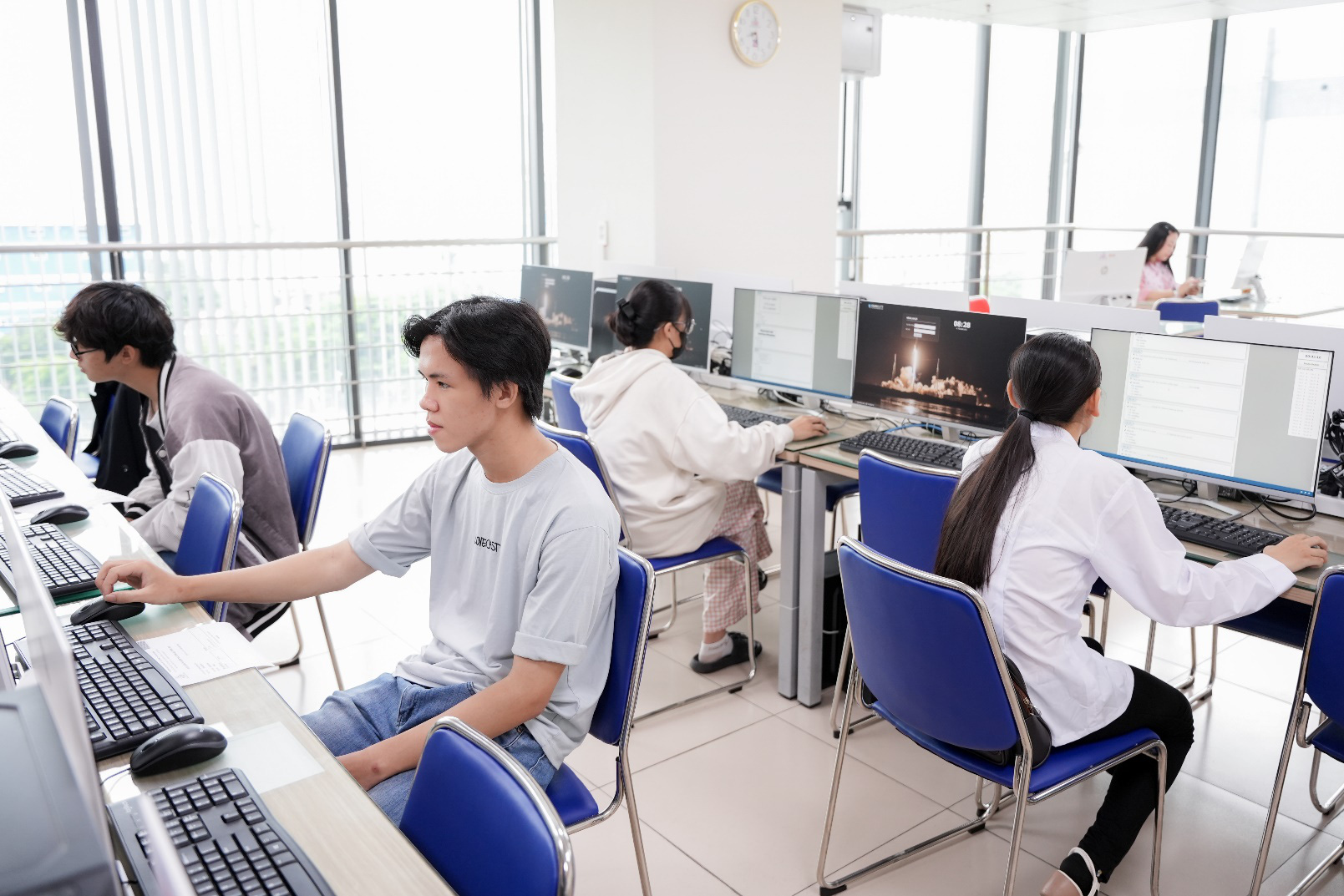 Thí sinh tìm đến khóa trải nghiệm tiếng Anh miễn phí- Ảnh 1. Thí sinh tìm đến khóa trải nghiệm tiếng Anh miễn phí- Ảnh 1.