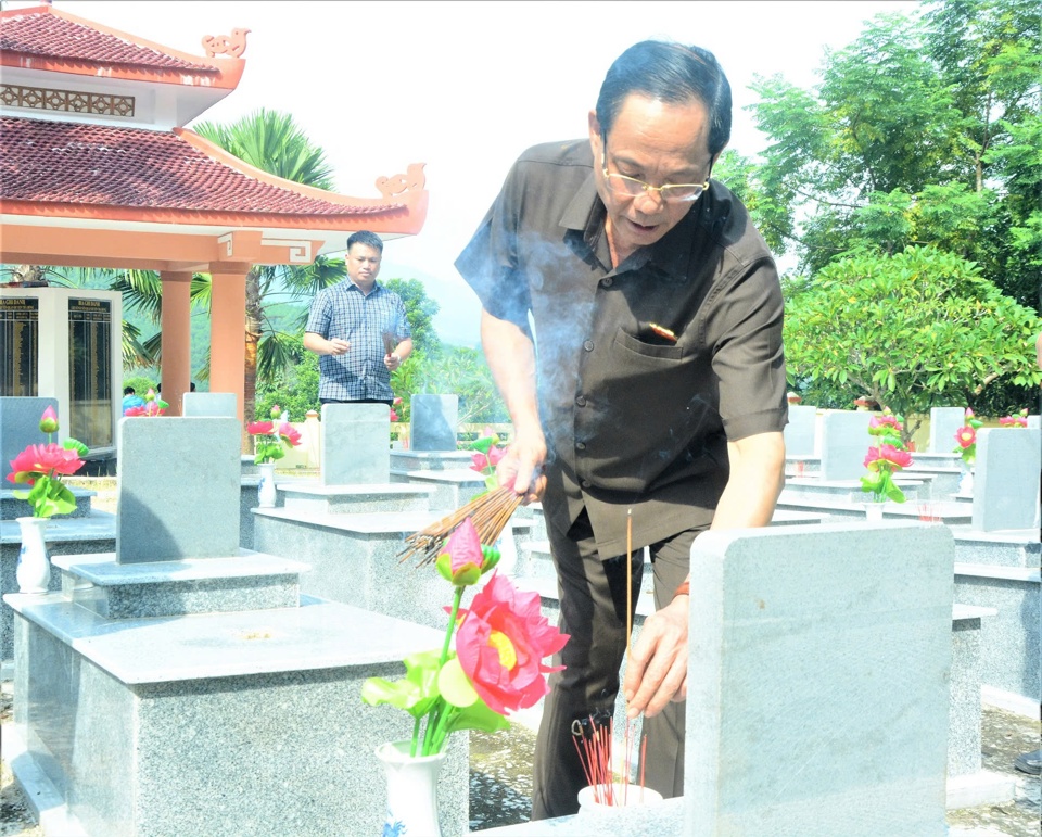 Thượng tướng Trần Quang Phương dâng hương viếng các Anh hùng liệt sĩ tại Nghĩa trang liệt sĩ huyện Trà Bồng.
