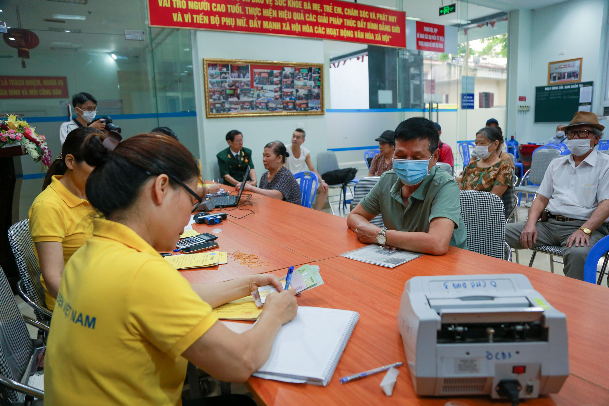 Bên cạnh trả lương hưu qua tài khoản cá nhân (thẻ ATM), người dân có thể đến trực tiếp điểm chi trả để nhận chế độ - Ảnh: HÀ QUÂN Bên cạnh trả lương hưu qua tài khoản cá nhân (thẻ ATM), người dân có thể đến trực tiếp điểm chi trả để nhận chế độ - Ảnh: HÀ QUÂN