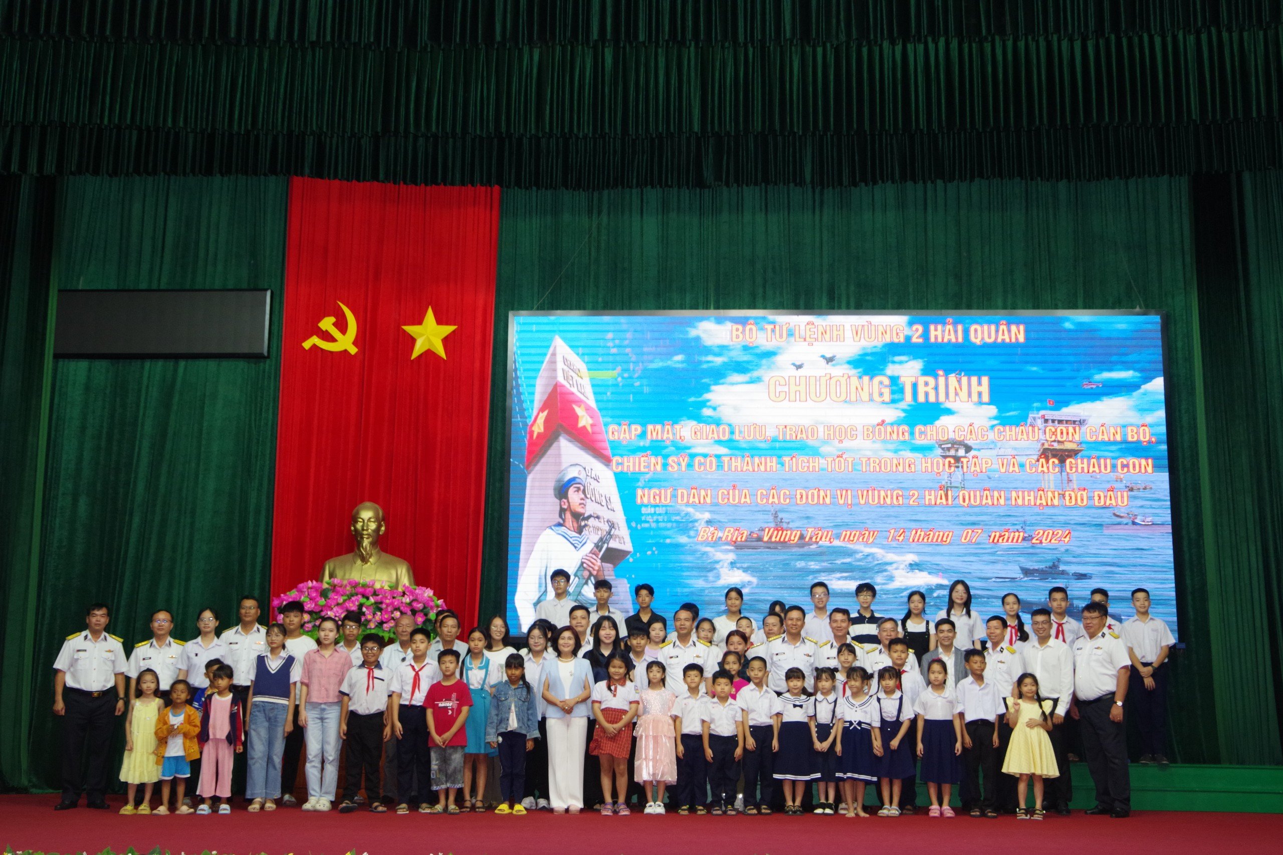 Trao học bổng trị giá 100 triệu đồng cho con đỡ đầu và con cán bộ, chiến sĩ Hải quân - Ảnh 1. Trao học bổng trị giá 100 triệu đồng cho con đỡ đầu và con cán bộ, chiến sĩ Hải quân - Ảnh 1.