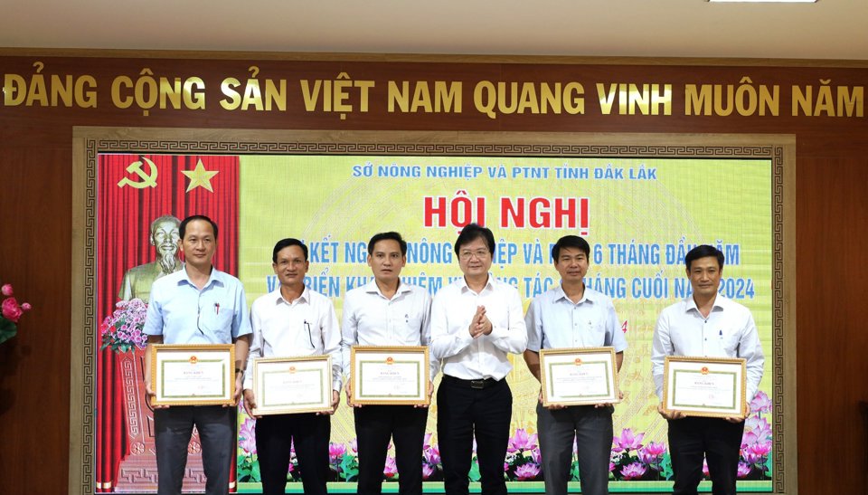 Sở NN-PTNT tỉnh Đăk Lăk tặng bằng khen cho các đơn vị có thành tích trong 6 tháng đầu năm 2024