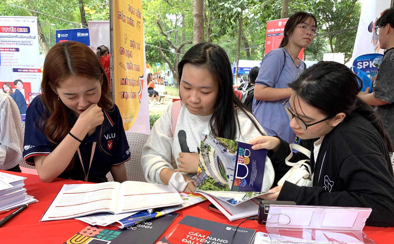 Trường đại học Kinh tế - Luật cùng loạt trường vừa công bố điểm sàn- Ảnh 1. Trường đại học Văn Lang vừa công bố điểm sàn xét tuyển đại học 2024 - Ảnh: TRẦN HUỲNH