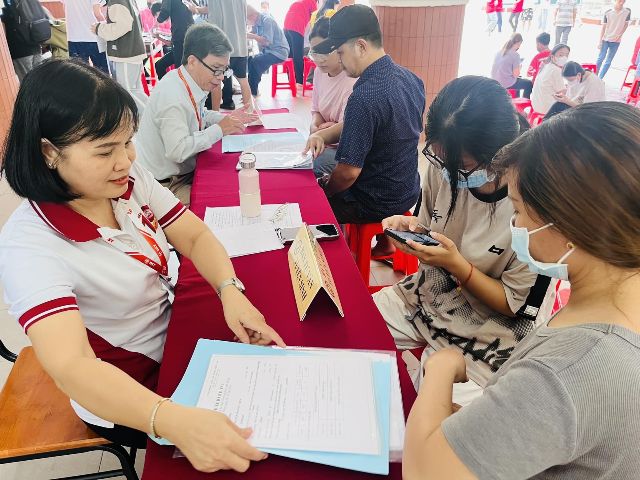 Tuyển bổ sung lớp 10 tại TP.HCM: Trường tốp đầu không có hồ sơ- Ảnh 1. Tuyển bổ sung lớp 10 tại TP.HCM: Trường tốp đầu không có hồ sơ- Ảnh 1.
