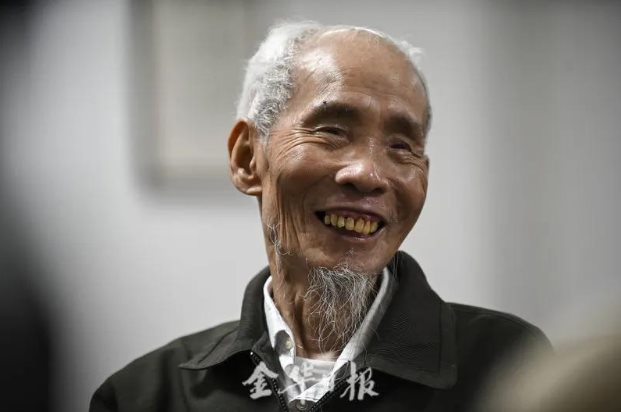 Từng cơ cực đến không có tiền đi học, người đàn ông được dân làng nuôi nấng, nhiều năm sau mang hơn 53 tỷ đồng về quê báo đáp - Ảnh 1. Từng cơ cực đến không có tiền đi học, người đàn ông được dân làng nuôi nấng, nhiều năm sau mang hơn 53 tỷ đồng về quê báo đáp - Ảnh 1.