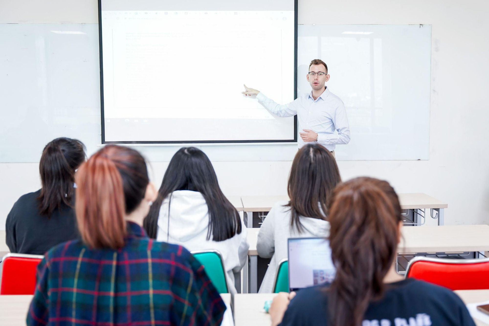 UEF ưu đãi cho thí sinh đăng ký nhập học sớm- Ảnh 1. UEF ưu đãi cho thí sinh đăng ký nhập học sớm- Ảnh 1.