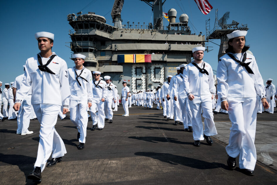 USS Dwight D. Eisenhower trở về sau 9 tháng tác chiến cường độ cao ở Biển Đỏ- Ảnh 2. USS Dwight D. Eisenhower trở về sau 9 tháng tác chiến cường độ cao ở Biển Đỏ- Ảnh 2.