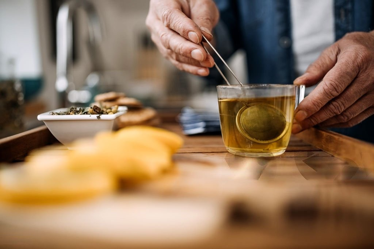 Uống mật ong pha nước ấm buổi sáng rất tốt nhưng cần tránh sai lầm này- Ảnh 1. Nước ấm pha mật ong mang lại nhiều lợi ích sức khỏe - Ảnh minh họa/ Nguồn: Getty