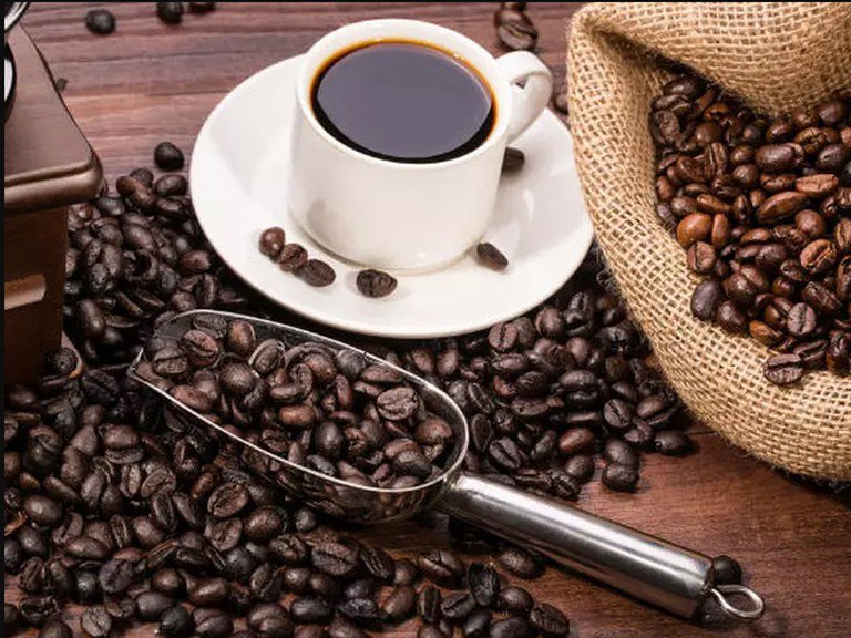 Uống nước có làm giảm huyết áp không?- Ảnh 2. Tương tác giữa caffeine và thuốc