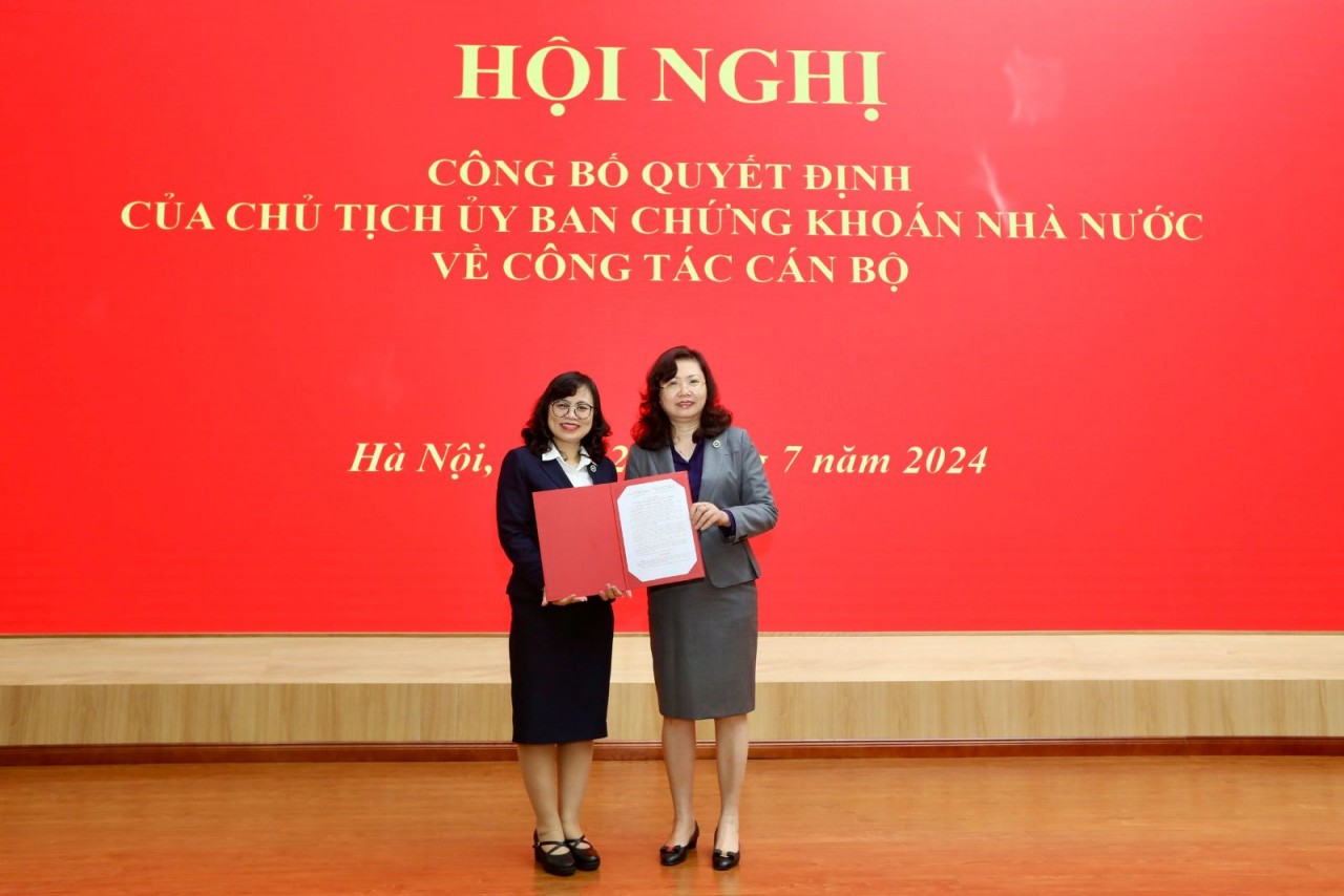 Chủ tịch UBCKNN Vũ Thị Chân Phương (bên phải) trao quyết định điều động, bổ nhiệm cho bà Lê Thị Việt Nga. Ảnh: SSC