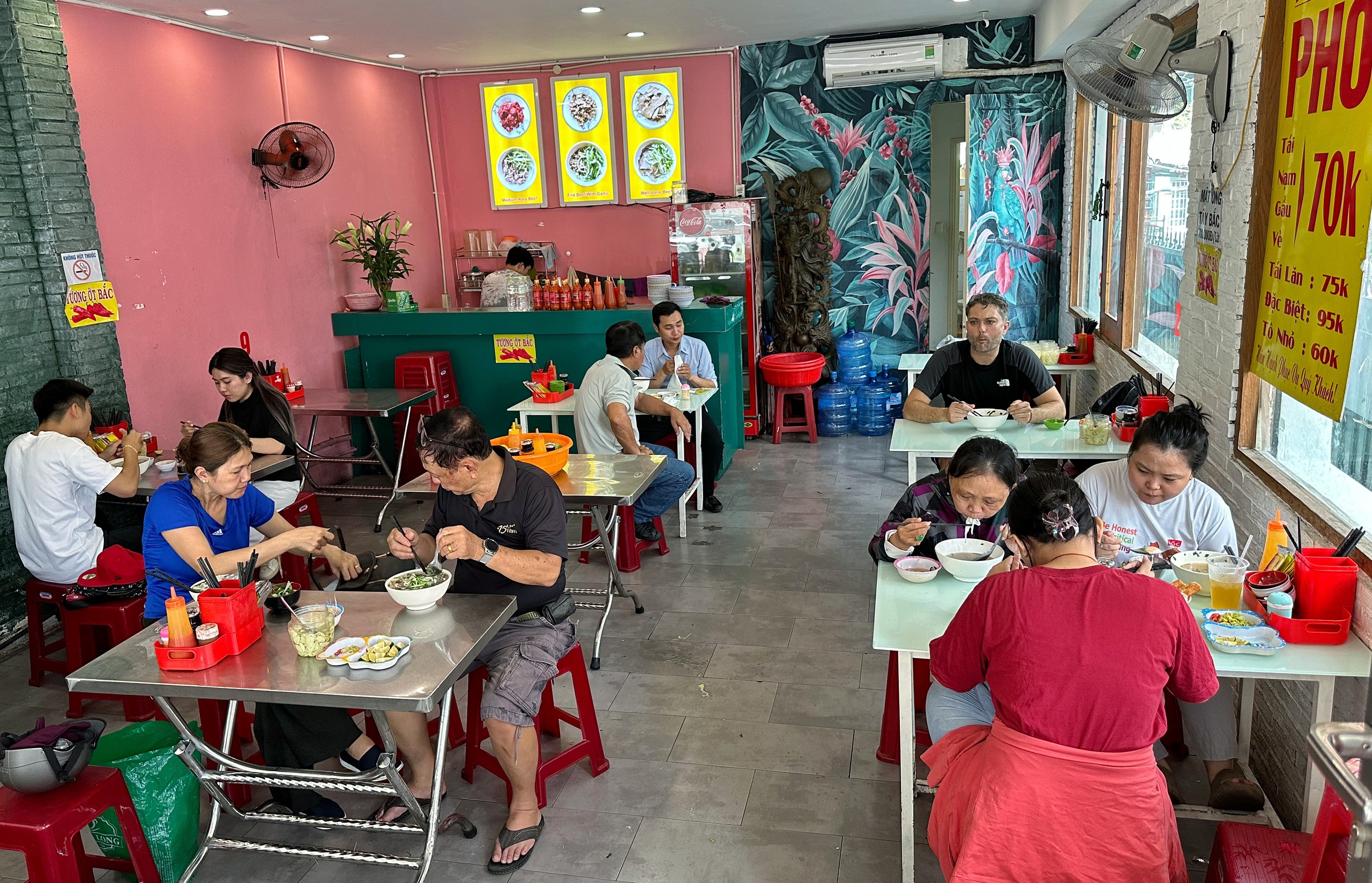 Phở Phú Gia được Michelin vinh danh: Vẫn 'bảo thủ' không rau cùng món tái lăn mê hoặc người Sài Gòn- Ảnh 1. Phở Phú Gia được Michelin vinh danh: Vẫn 'bảo thủ' không rau cùng món tái lăn mê hoặc người Sài Gòn- Ảnh 1.