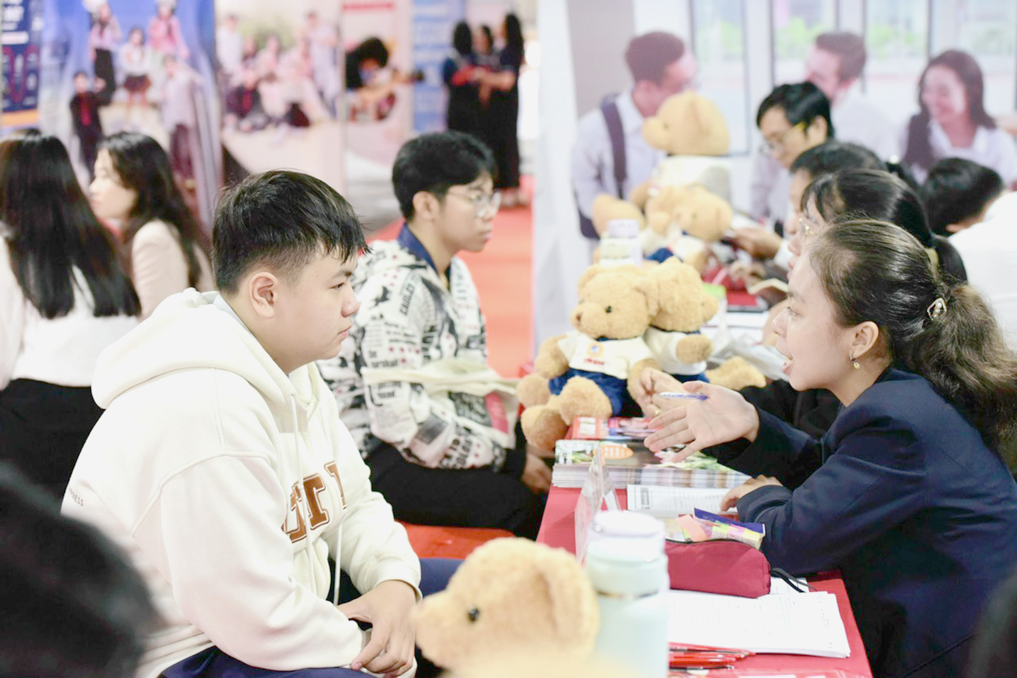 Thí sinh đến nghe tư vấn tại Ngày tư vấn xét tuyển đại học, cao đẳng 2024 tại TP.HCM - Ảnh: DUYÊN PHAN Vẫn chưa chọn được ngành học, làm sao?- Ảnh 1.