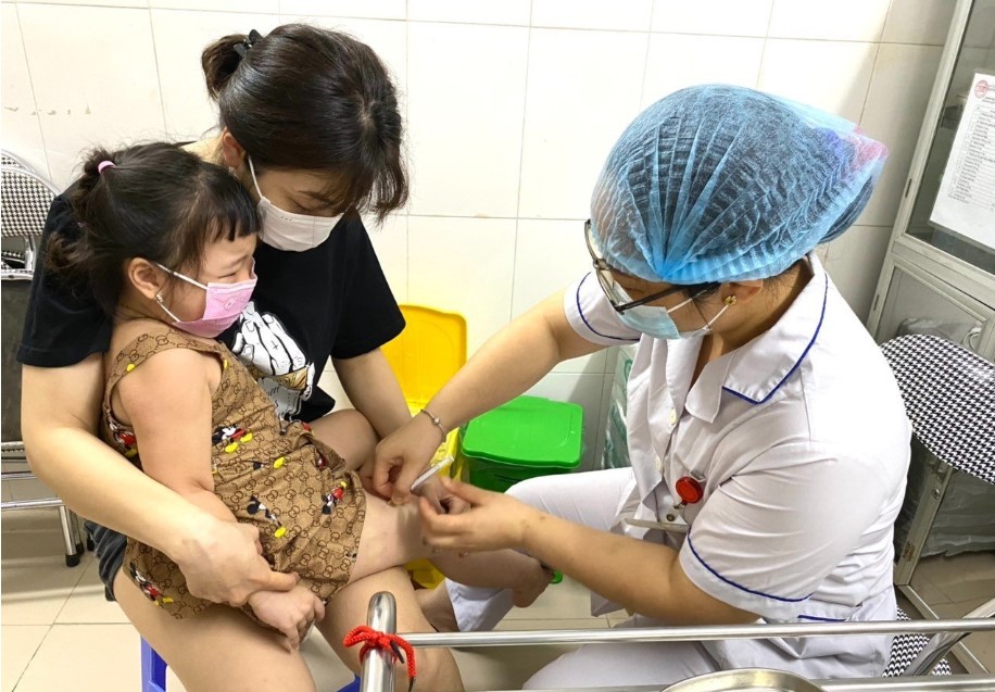 Sang năm 2024, liệu còn cảnh "khát" vắc xin tiêm cho trẻ nhỏ? - Ảnh 1. Sang năm 2024, liệu còn cảnh "khát" vắc xin tiêm cho trẻ nhỏ? - Ảnh 1.