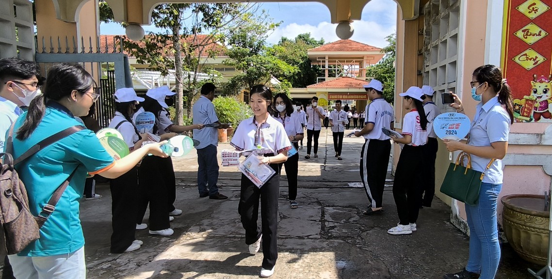 Thi tốt nghiệp THPT 2024: Vĩnh Long có 1 điểm 10 môn tiếng Anh - Ảnh 1. Thi tốt nghiệp THPT 2024: Vĩnh Long có 1 điểm 10 môn tiếng Anh - Ảnh 1.