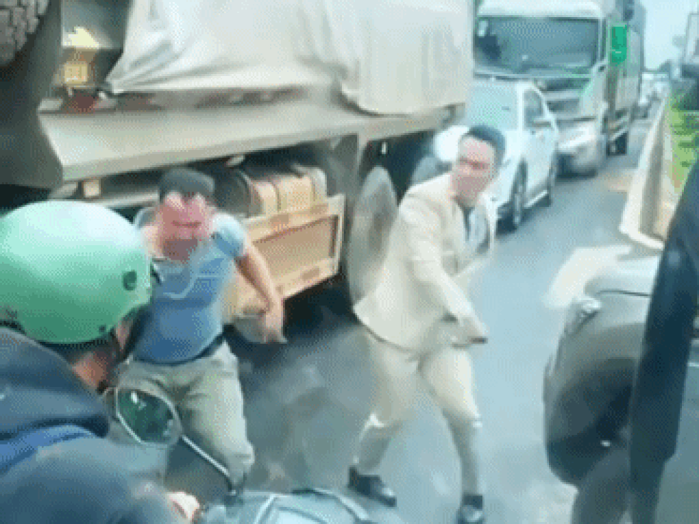 Vụ chú rể đánh tài xế xe ben: Chuyển hồ sơ sang công an - 2 Vụ chú rể đánh tài xế xe ben: Chuyển hồ sơ sang công an - 2