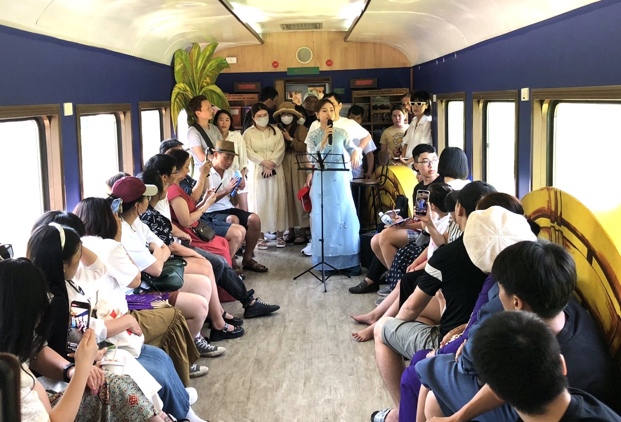 Vừa nghe nhạc trên tàu hỏa, vừa ngắm cảnh đèo “đệ nhất hùng quan”- Ảnh 1. Vừa nghe nhạc trên tàu hỏa, vừa ngắm cảnh đèo “đệ nhất hùng quan”- Ảnh 1.