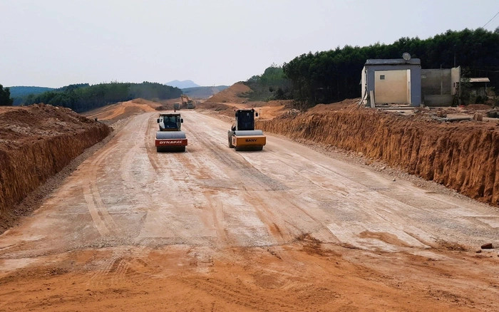 Xem xét, điều chuyển khối lượng loạt nhà thầu thi công cao tốc Bắc - Nam chậm tiến độ- Ảnh 1. Xem xét, điều chuyển khối lượng loạt nhà thầu thi công cao tốc Bắc - Nam chậm tiến độ- Ảnh 1.