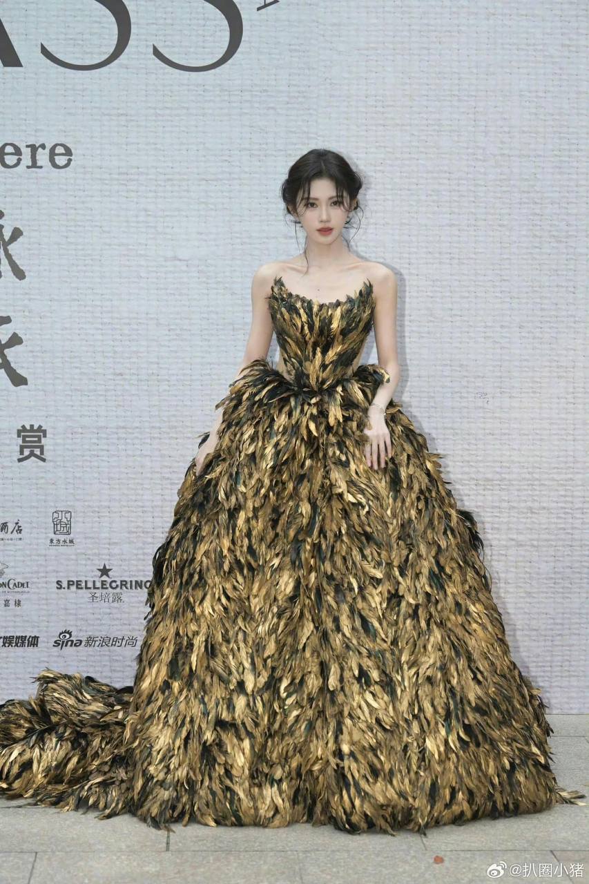 Xuất hiện chiếc váy nhìn mà thấy ngứa khắp người, visual mỹ nhân ngàn năm cũng không cứu nổi- Ảnh 1. Xuất hiện chiếc váy nhìn mà thấy ngứa khắp người, visual mỹ nhân ngàn năm cũng không cứu nổi- Ảnh 1.
