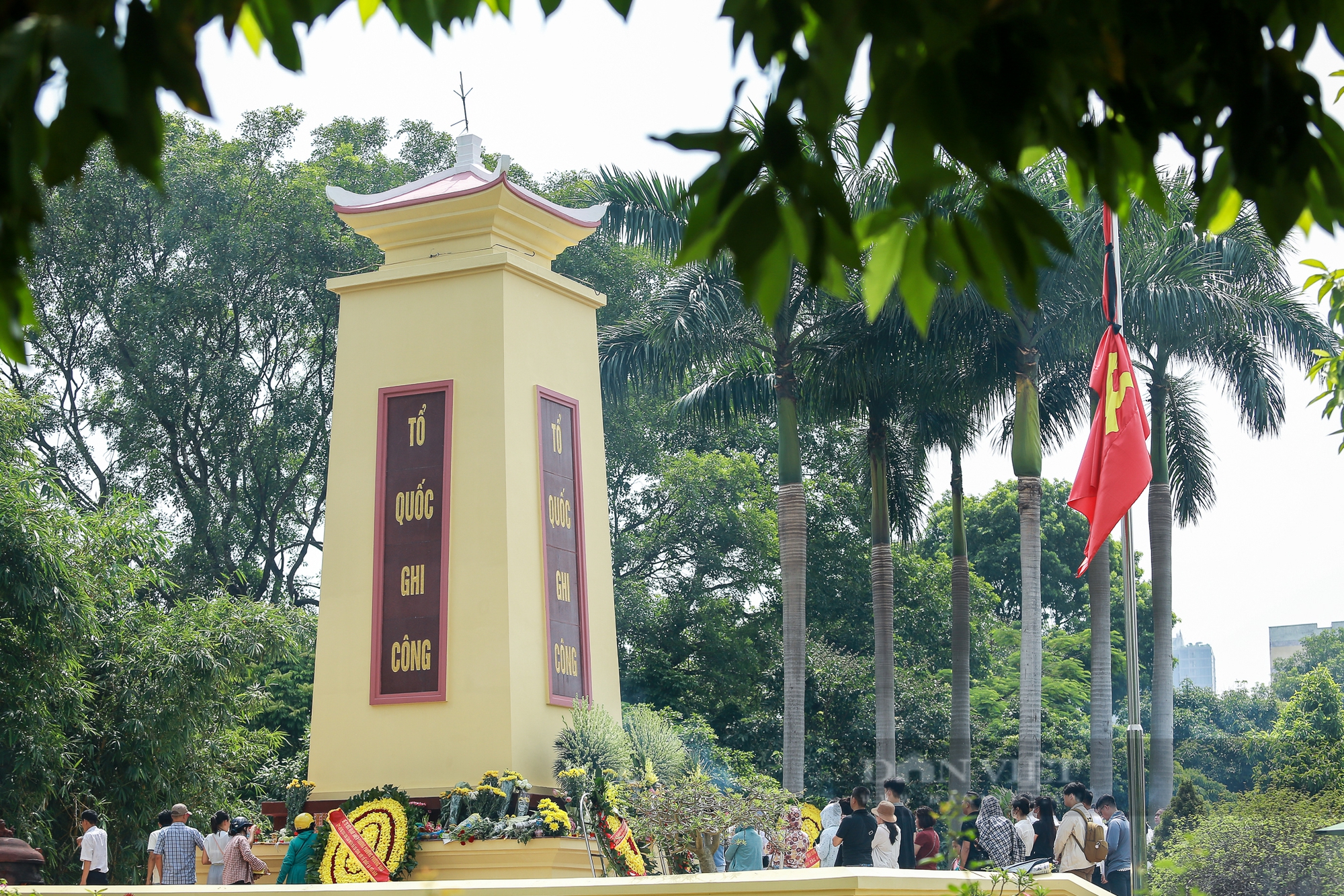 Cảnh người dân kính cẩn, nghiêng mình dâng hương tri ân các anh hùng liệt sĩ tại nghĩa trang Mai Dịch- Ảnh 1. Cảnh người dân kính cẩn, nghiêng mình dâng hương tri ân các anh hùng liệt sĩ tại nghĩa trang Mai Dịch- Ảnh 1.