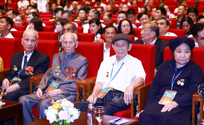 Thủ tướng dự Hội nghị tri ân người có công với cách mạng Thủ tướng dự Hội nghị tri ân người có công với cách mạng