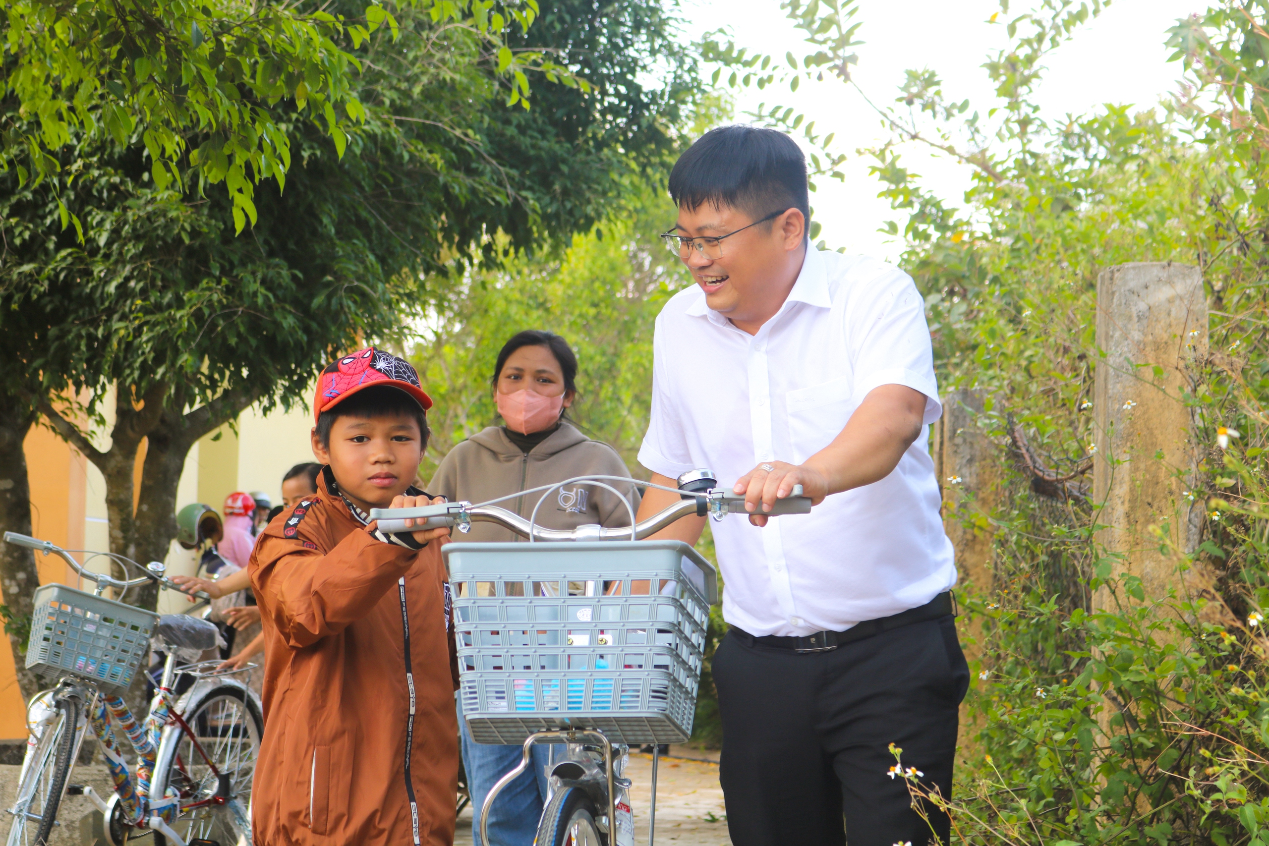 150 học sinh nghèo vui mừng nhận quà trước thềm năm học mới- Ảnh 2. 150 học sinh nghèo vui mừng nhận quà trước thềm năm học mới- Ảnh 2.