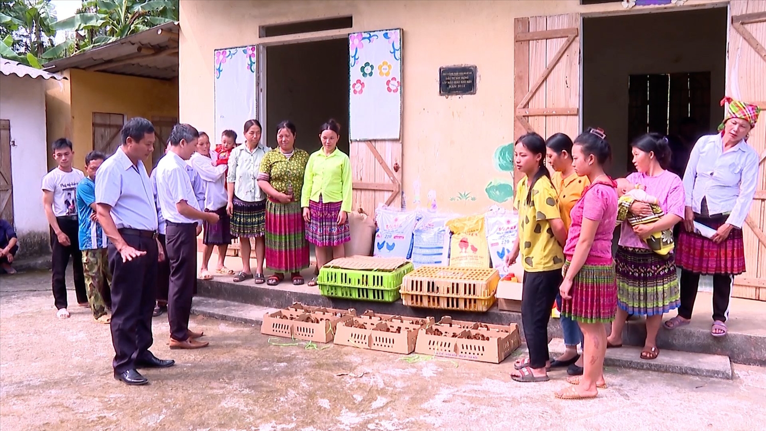 Đồng bào người Mông tiếp nhận con giống để phát triển chăn nuôi Đồng bào người Mông tiếp nhận con giống để phát triển chăn nuôi