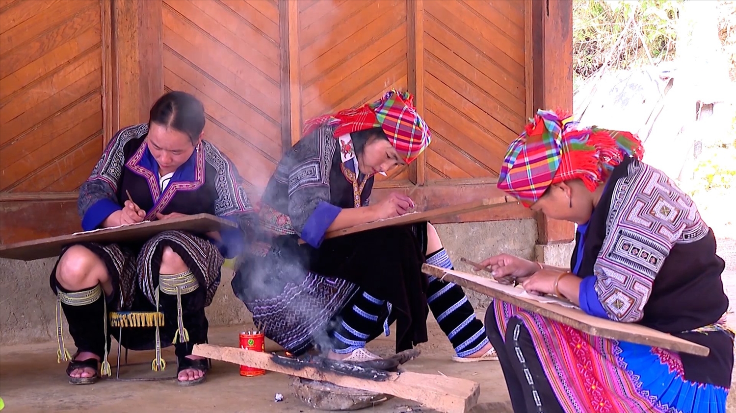 Phụ nữ người Mông tích cực trong bảo tồn nét văn hóa truyền thống vẽ sáp ong Phụ nữ người Mông tích cực trong bảo tồn nét văn hóa truyền thống vẽ sáp ong