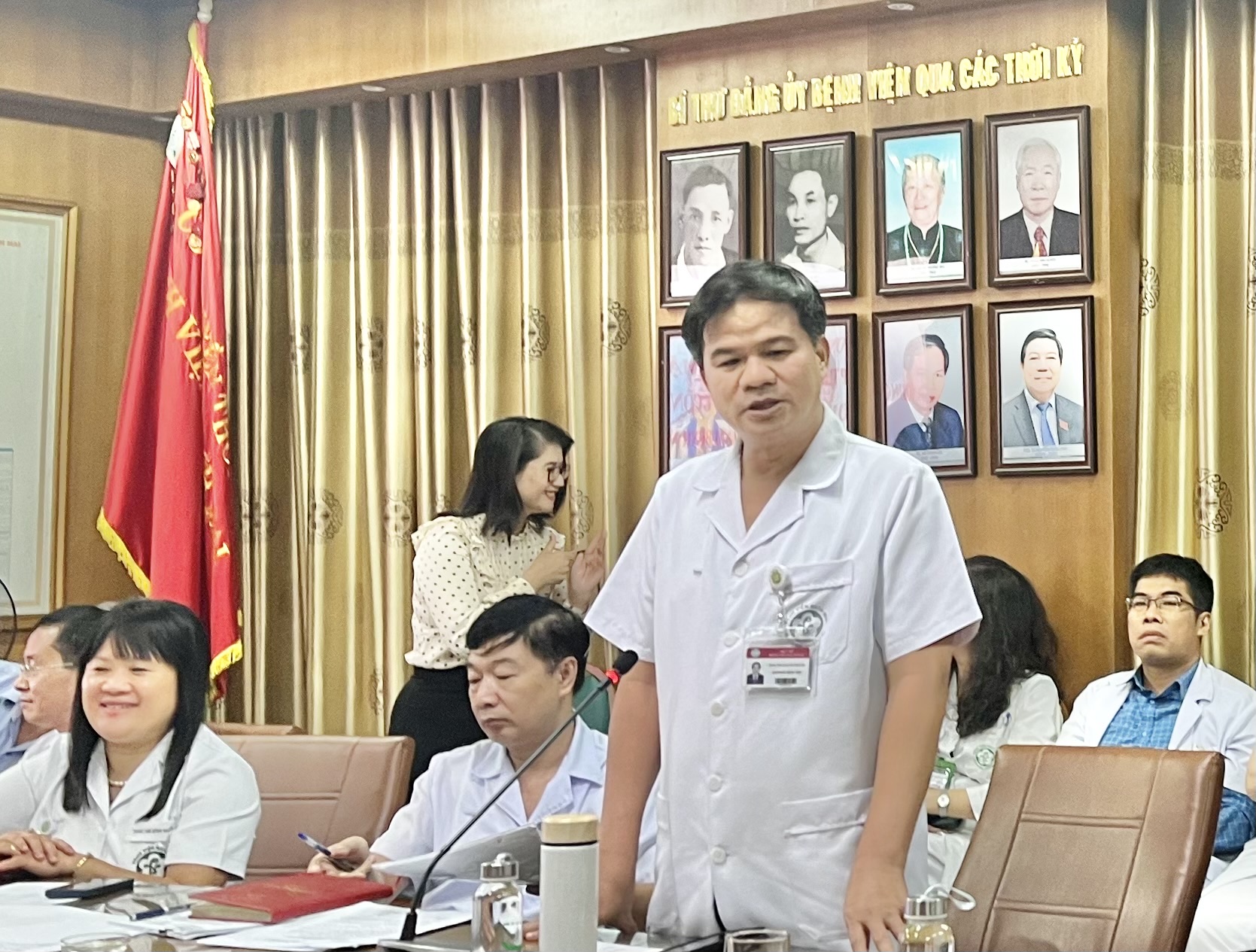 Giám đốc Bệnh viện Bạch Mai trực tiếp tham gia khám bệnh đến 21 giờ hàng ngày- Ảnh 2. Giám đốc Bệnh viện Bạch Mai trực tiếp tham gia khám bệnh đến 21 giờ hàng ngày- Ảnh 2.