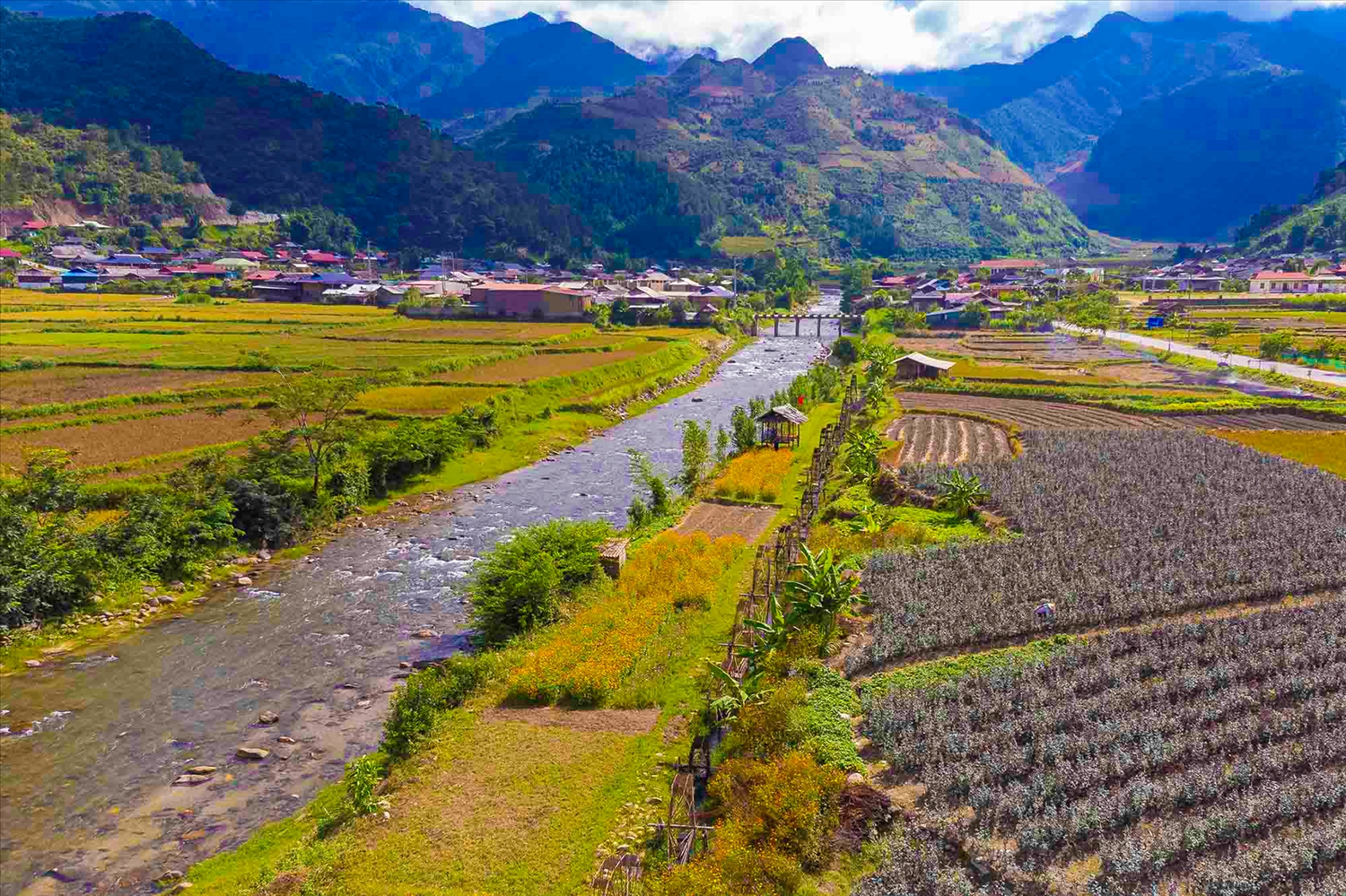 Dòng suối chảy qua bản làng mang lại cảm giác bình yên Dòng suối chảy qua bản làng mang lại cảm giác bình yên