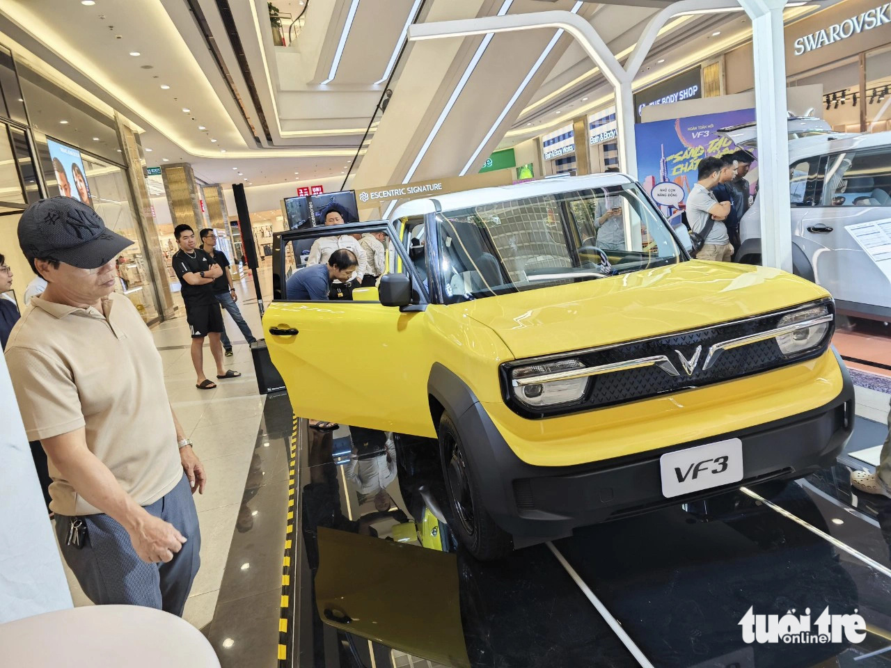 Ô tô điện 'quốc dân' VinFast VF3 xuất hiện, khách hàng xếp hàng ở Landmark 81 chờ lái thử- Ảnh 4. Thời điểm ra mắt, VinFast VF3 đã phá vỡ kỷ lục thị trường xe Việt Nam với 27.649 đơn đặt cọc sau 66 giờ mở bán, trung bình hơn 8 giây có một người chốt cọc - Ảnh: CÔNG TRUNG
