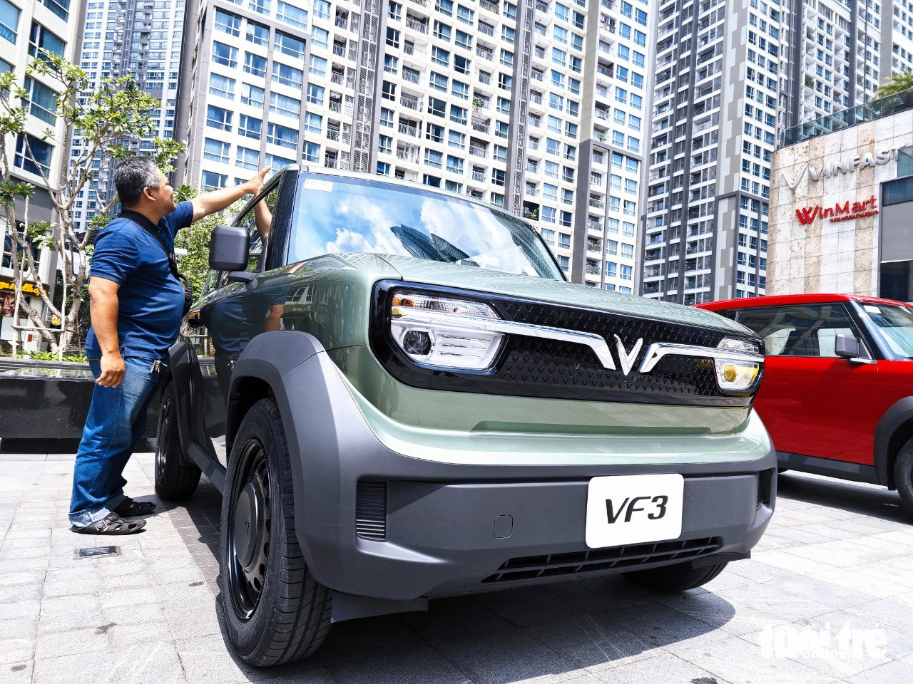 Ô tô điện 'quốc dân' VinFast VF3 xuất hiện, khách hàng xếp hàng ở Landmark 81 chờ lái thử- Ảnh 3. Đây là những mẫu xe bản thương mại sẽ được bàn giao cho khách hàng ngay hôm nay. So với bản thử nghiệm được tiết lộ trước đó, VF3 bản thương mại cứng cáp và hút mắt người dùng hơn rất nhiều.
