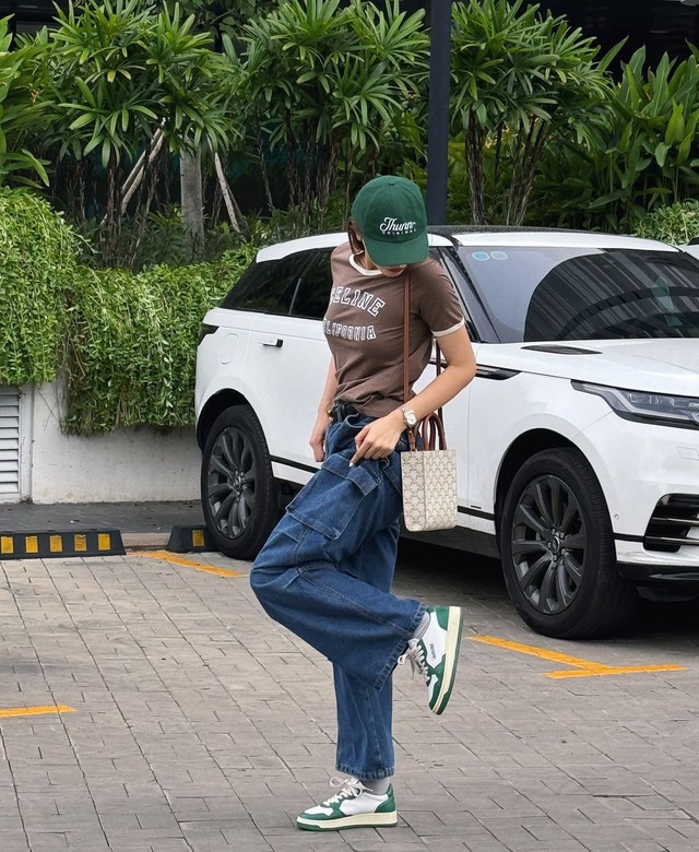 Tạo nét mới với mốt quần jeans trứ danh khi dạo phố- Ảnh 2. Tạo nét mới với mốt quần jeans trứ danh khi dạo phố- Ảnh 2.